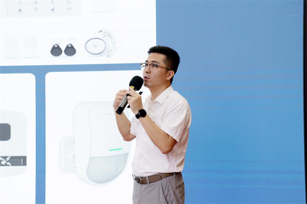 深耕创新，稳健前行——艾礼安召开2025年中总结表彰大会
